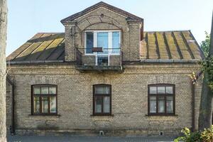 Fenster mit dekorativ Elemente auf ein alt hölzern oder Backstein Gebäude foto