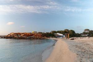 Leute y in Cala Saona Strand, Formentera, Spanien in der Covid-Zeit