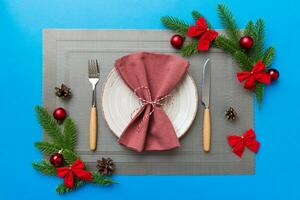 Weihnachten Abendessen Hintergrund mit rustikal Dekorationen und Küche Utensil . Aussicht von über foto