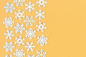 Blick von oben auf die Winterverzierung aus weißen Schneeflocken auf buntem Hintergrund. frohes neues jahr-konzept mit kopierraum foto