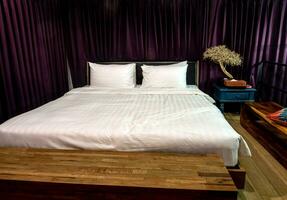 groß Betten und faltig Matratzen im das Schlafzimmer foto