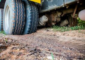 schwer LKW stecken im das Sanft Boden foto