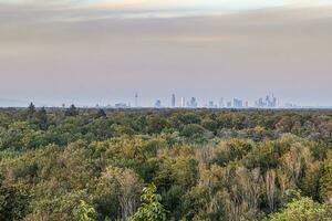 Panorama- Aussicht von das Frankfurt Horizont von oberwaldberg im das Abend foto