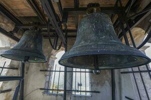 Bild von Bronze- Glocken im ein Glocke Turm von ein historisch Kirche im Kratia foto