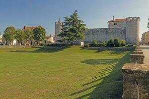 Aussicht Über das Turnier Gründe im Vorderseite von das mittelalterlich Schloss von das istrisch Dorf von svetvincenat foto