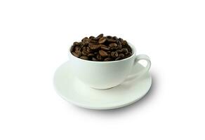 Weiß Tasse mit duftend natürlich Kaffee Bohnen isoliert auf Weiß Hintergrund. das Konzept von Herstellung natürlich Kaffee. Nahansicht. foto