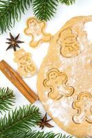 Weihnachten Kekse im das gestalten von ein Schneemann und Lebkuchen Mann. oben Sicht. foto