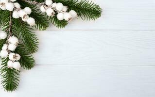 Weihnachten und Neu Jahr Komposition mit ein Weihnachten Baum und Weihnachten Dekor auf ein Weiß hölzern Hintergrund. oben Sicht. Platz zum Text. selektiv Fokus. foto