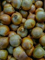 ein Stapel von frisch Zwiebel im ein Jakarta Supermarkt foto