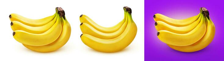Bündel von Bananen isoliert auf Weiß und lila Hintergrund foto
