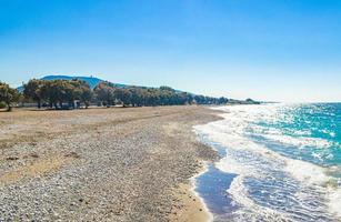 Kremasti Strand Rhodos Griechenland türkisfarbenes Wasser und natürliche Küste. foto