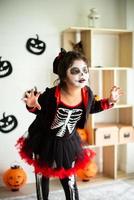 Porträt asiatisches kleines Mädchen in Halloween-Kostüm, das beängstigend Halloween wirkt foto