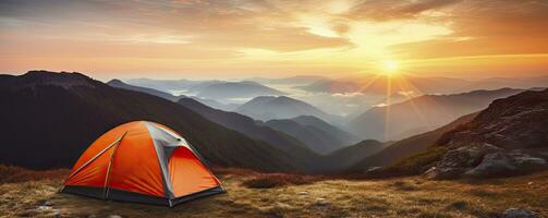 Zelt beim Berg Landschaft beim Sonnenuntergang, generativ ai foto