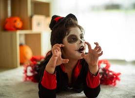 Porträt asiatisches kleines Mädchen in Halloween-Kostüm, das beängstigend Halloween wirkt foto