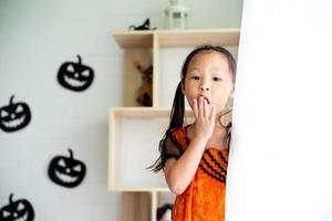 Nahaufnahmeporträt kleines Mädchen mit überraschtem Gesicht in Halloween-Kostüm