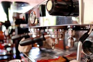 Professionelle Kaffeemaschine macht Espresso. foto