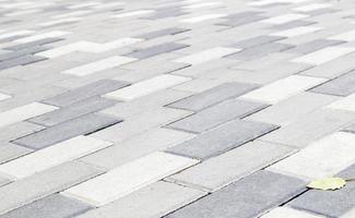 Beton oder gepflasterte neu verlegte graue Pflasterplatten oder Steine für Fußböden
