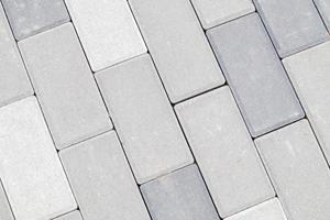 Beton oder gepflastert neu verlegte graue Pflasterplatten oder Stein