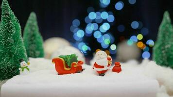 Weihnachten Hintergrund Spielzeug Santa claus mit Weihnachten Baum. foto