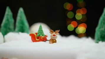 Santa claus und Hirsch im Karikatur Stil. Schlitten mit Neu Jahre Geschenke. Neu Jahre Hirsch mit ein Schlitten auf ein Neu Jahre Hintergrund. foto