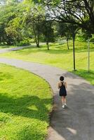 Rückseite Aussicht Frau Übung Joggen im das Park. foto