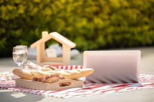 Picknick im Garten foto