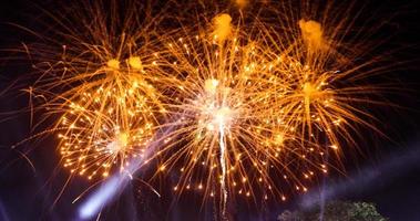 Neujahrsfeier buntes Feuerwerk foto