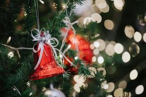 Ornamente am Weihnachtsbaum foto