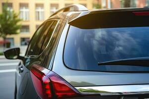 ai generiert zurück Fenster von ein Auto geparkt auf das Straße, Rückseite Sicht. Attrappe, Lehrmodell, Simulation zum Aufkleber oder Abziehbilder foto