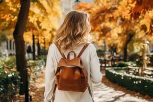 ai generiert zurück Aussicht Porträt von ein jung schön Frau im Herbst Park im ein hell sonnig Tag foto