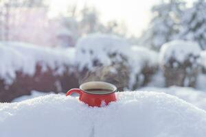 Kaffee im ein Tasse auf das Hintergrund von ein Winter Thema foto