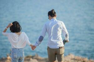 Paare von jünger Mann und Frau im Liebe entspannend Ferien draussen Lebensstil foto