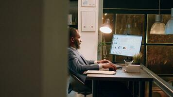 Geschäft Administrator zeigen Assistent Projekt Ergebnisse auf Laptop, Gegenprüfung finanziell Information während Nachtschicht. Unternehmen Mitarbeiter Personal Arbeiten im modern Büro über Nacht foto