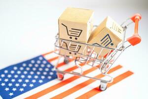 Box mit Einkaufen online Wagen Logo und USA Amerika Flagge, importieren Export Einkaufen online oder Handel Finanzen Lieferung Bedienung Geschäft Produkt handeln, Anbieter. foto