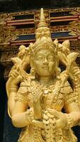 balinesisch Hindu Gott golden Shiva Durga Statue auf ein heilig Hindu Tempel im Indonesien foto