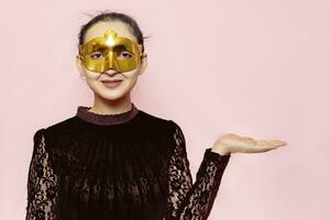 Porträt von schön Frau im Abend Kleid und golden Maskerade Maske. Valentinsgrüße Tag, Karneval, festlich Ball, Geburtstag Feier Konzept. Gesichts- Ausdrücke von jung weiblich foto