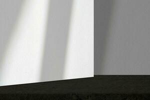 dunkel Stein Tabelle mit Weiß Stuck Mauer Textur Hintergrund mit Licht Strahl und Schatten, geeignet zum Produkt Präsentation Hintergrund, Anzeige, und spotten hoch. foto