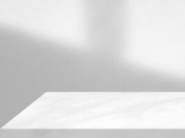 minimal Marmor Tabelle mit Weiß Stuck Mauer Textur Hintergrund mit Licht Strahl und Schatten, geeignet zum Produkt Präsentation Hintergrund, Anzeige, und spotten hoch. foto
