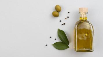 Olivenölflasche mit Blättern foto