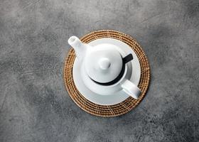 Teetasse und Teekanne aus weißem Porzellan, Nachmittagstee-Gedeck foto
