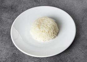 gekochter Reis auf weißem Teller, Jasminreis