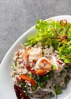 Garnelen-Vermicelli-Salat, würziger Nudelsalat, thailändischer würziger Salat