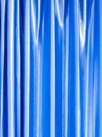 helle und glänzende blaue Farbe des Vorhangs foto