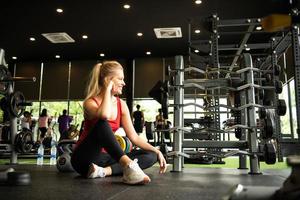junge Frauen trainieren im Fitnessstudio, um den Körper zu stärken foto
