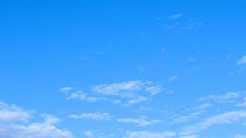 blauer Himmel und weiße Wolken. Wolken vor blauem Himmelshintergrund. foto