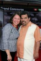 Luis Guzman Ehefrau ankommen beim das Premiere von das nehmen von pelham 123 beim das mann Dorf Theater im westwood ca. auf Juni 4 2009 foto