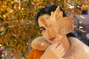 Herbst Porträt von süß arabisch Frau foto