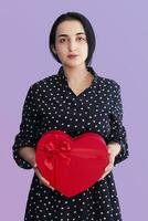 Porträt von jung Naher Osten Frau mit Geschenk Kasten. romantisch Geschenkbox foto