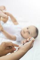 Arzt Impfung ein Neugeborene Baby Junge. Kinder Immunisierung, Kinder- Impfung, Gesundheit Konzept. foto