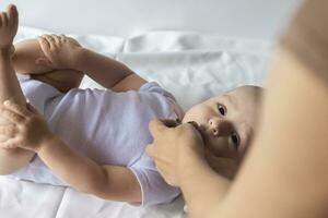 ein Arzt gibt Neugeborene Baby Rotavirus Impfung. Kind Immunisierung mit wenig fallen im Klinik.Baby Junge bekommt Medizin von ein wenig Flasche foto